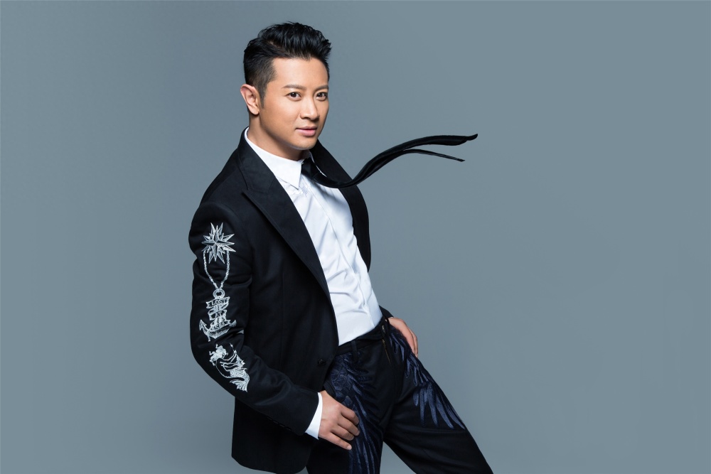 54岁歌手罗中旭被曝婚内出轨,女方公开亲密合影,曝光聊天记录_腾讯