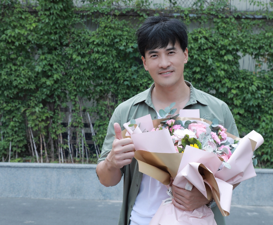 何洁携家人看展,老公穿得像睡衣,女儿披头散发穿搭被指太土气-腾讯