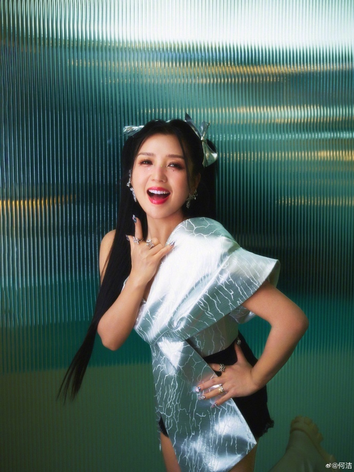38岁何洁晒近照,双马尾配多巴胺穿搭,显瘦又可爱美到不敢认
