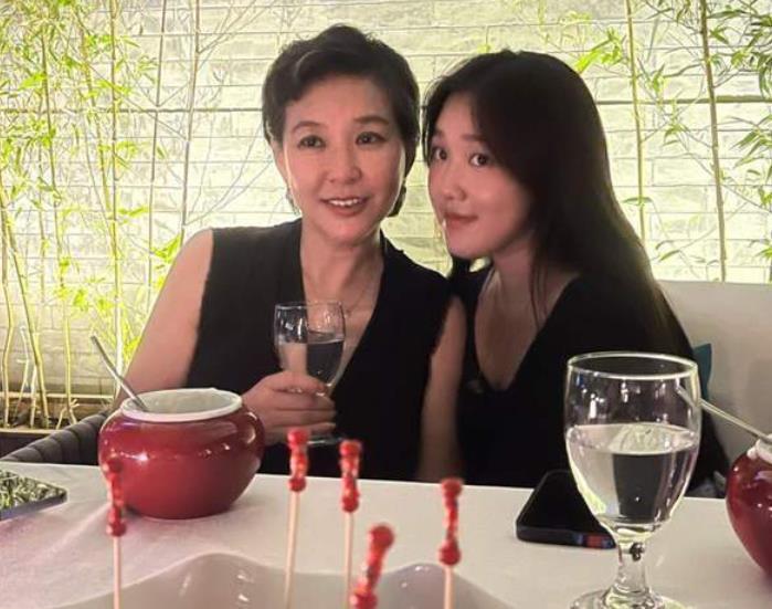 主持人李静时隔8个月露面,自曝身体出状况,身形暴瘦快认不出-腾讯新闻