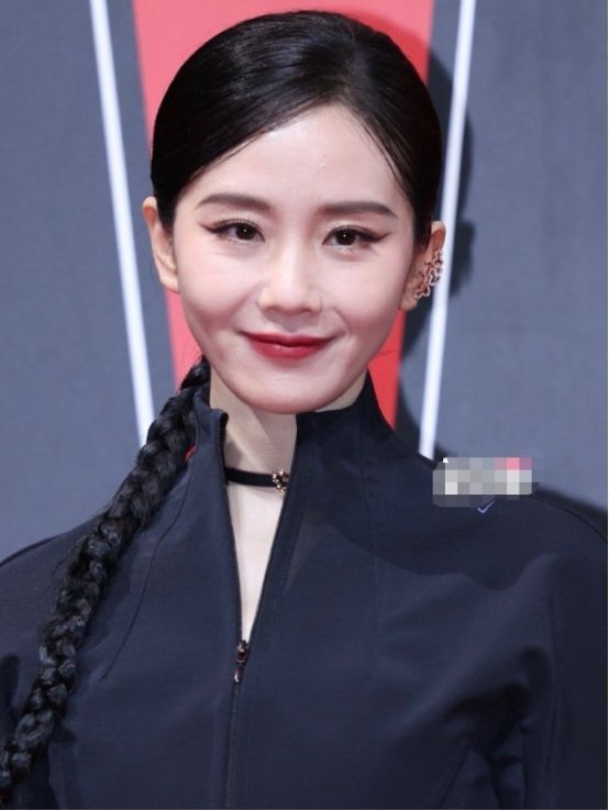 盛典红毯太难评:杨幂穿风衣,金晨穿袄,周冬雨最美,孙俪咋了?_腾讯新闻