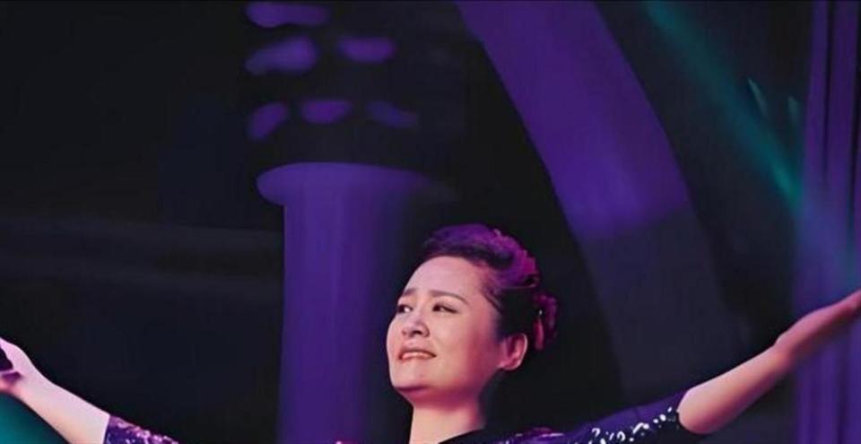 和小15岁丈夫离婚后，她被弟弟打到耳聋，如今在上海靠卖唱为生_腾讯新闻