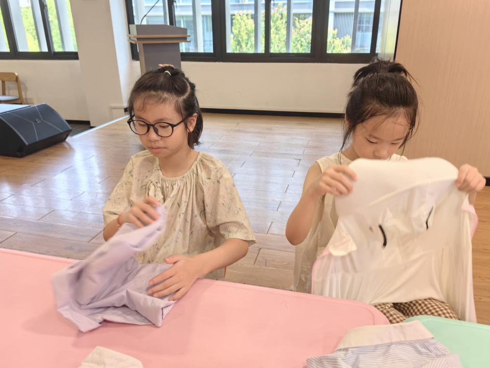 他们分工合作,有的负责擦桌子,有的负责整理书架,还有的负责摆放椅子.