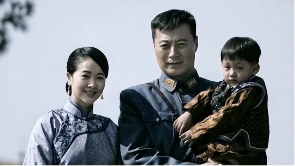 左小青与任程伟聚餐喝醉酒后被两人搀扶瘫倒跪地脸贴地面显狼狈