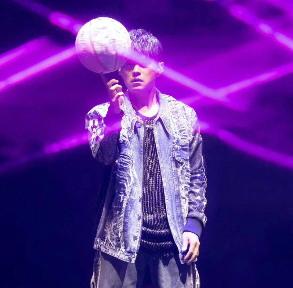 黄晓明现身周杰伦演唱会引热议,论蹭热度,angelababy比他差远了_腾讯