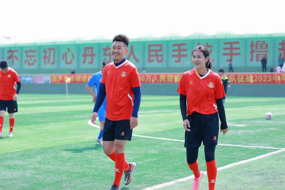 给男足打气帮女足助力 韩端为足球千里走单骑