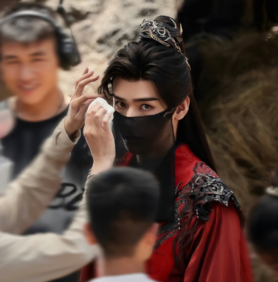 龚俊《暗河传》红衣路透曝光!纵马扬鞭太惊艳,男配颜值也很高!