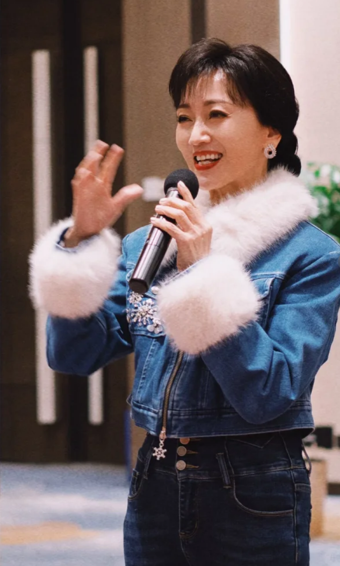 新白娘子30周年主创齐聚，赵雅芝叶童同台风韵犹存，小青却老了_腾讯新闻