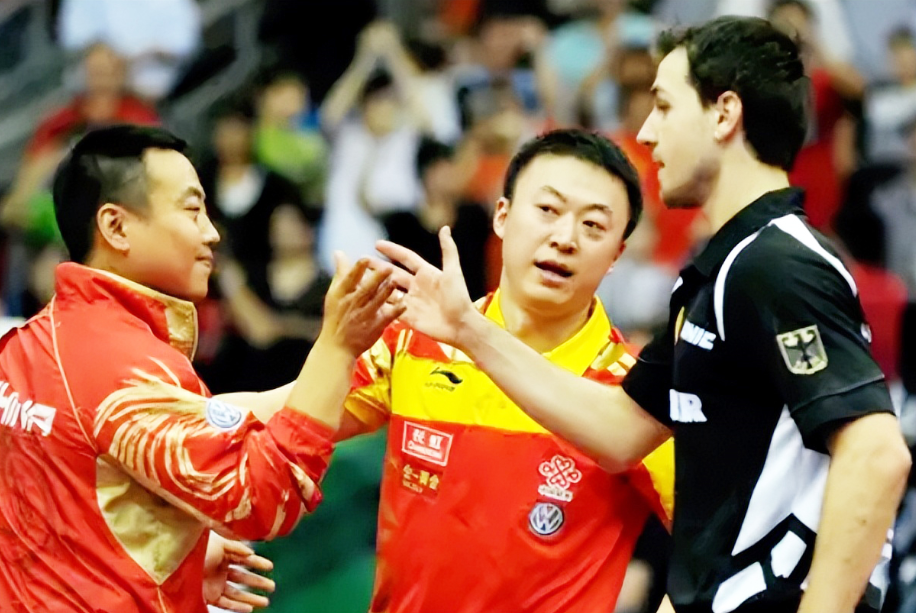 当时瑞典老将佩尔森先赢孔令辉,后胜刘国梁,而他的队友瓦尔德内尔还