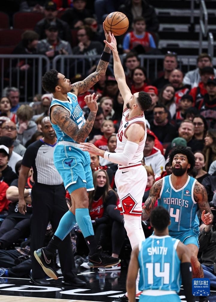 1月5日,公牛队球员特里·泰勒(上)在比赛中上篮.