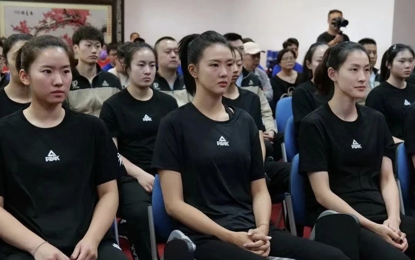 张常宁观战龚翔宇对轰陈佩妍唐欣万梓玥都出色江苏击败广东