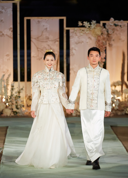 苗苗带女儿打针承认有三胎,评论区沦陷,被心疼生仨娃都没办婚礼_腾讯