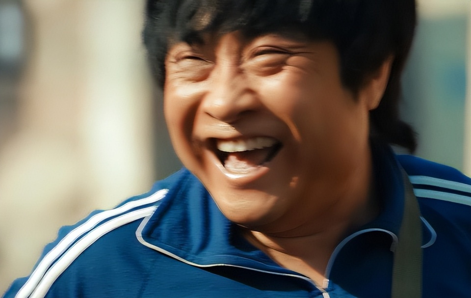 乔杉人到中年,身材也跟着走样,膀大腰圆的,要问他哪里和高中生像,可能