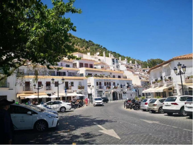 闵行莘庄宝安新苑小区的上海阿姨到西班牙著名的白色小镇米哈斯游玩