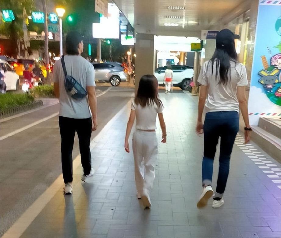 吴彦祖庆祝结婚14周年,亲手为爱妻lisa做蛋糕:没有你我活不下去