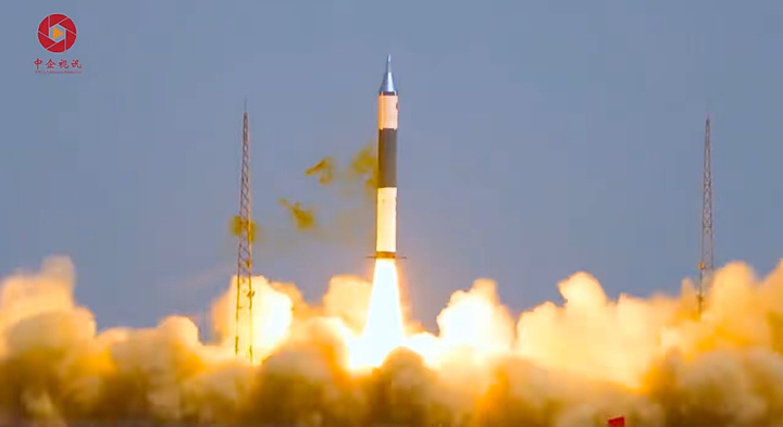 首颗商业红外气象卫星"星环号·南信大星"在酒泉卫星发射中心发射升空