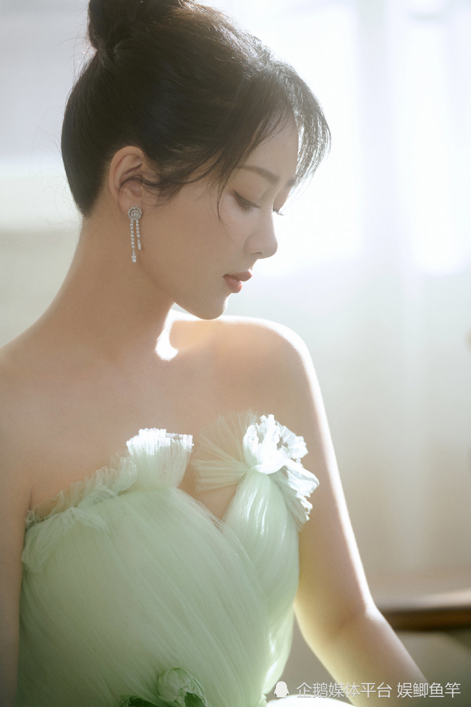 30岁杨紫时尚大片,宛如人间花仙子,不愧是内娱绝色佳人!