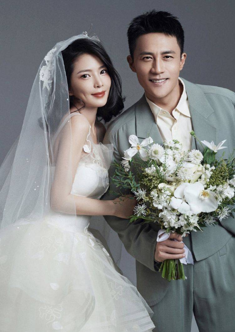 杜淳庆生老婆甜蜜秀恩爱,戴万元项链粉嫩似少女,公开表白显幸福_腾讯