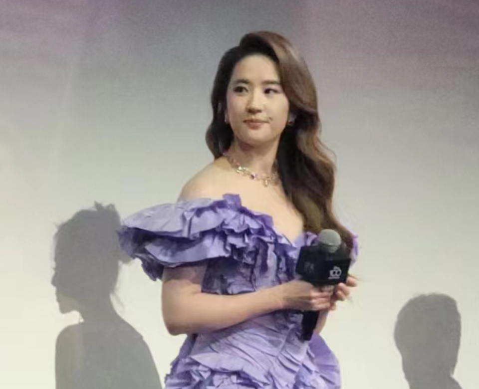 刘亦菲生图很圆润比张靓颖胖但一看就是正宗白富美