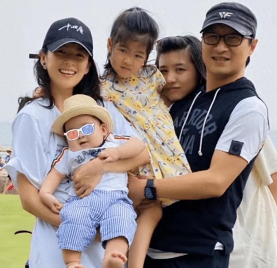 章子怡一家四口被偶遇醒醒撒娇牵手爸爸儿子露正脸像汪峰