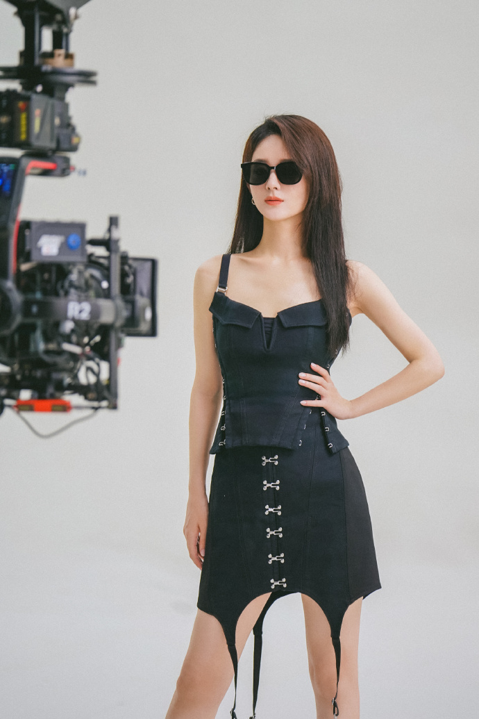 赵丽颖最新时尚大片释出 戴眼镜高冷御姐范十足-腾讯新闻