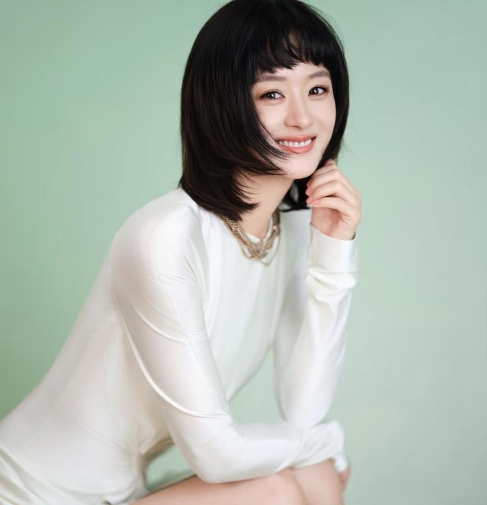 赵丽颖新发型冲上热搜！短发白裙亮相直播间，看起来真的像十八岁_腾讯新闻