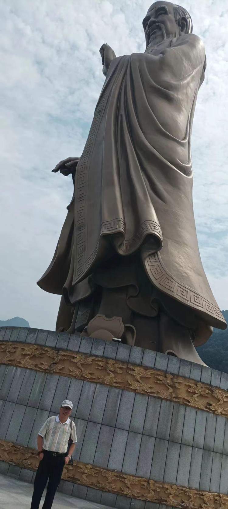 ",是我国著名的道教胜迹,位于西安市周至县东南15公里的终南山北麓