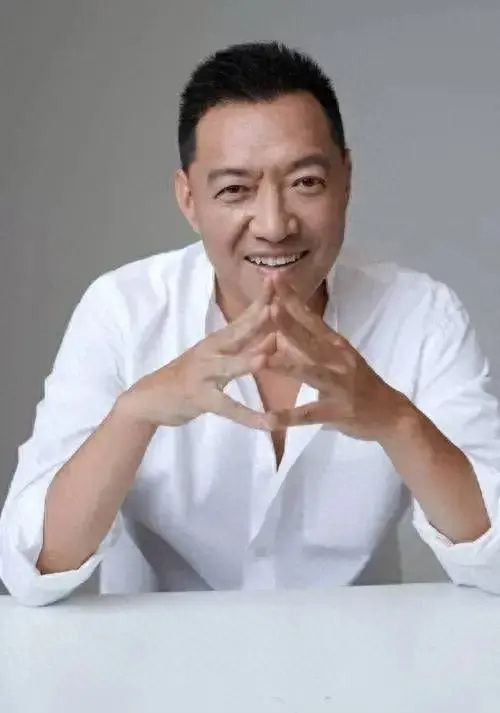 有一天,当王晴再次发现李梦男的牙刷上干干净净时,她忍不住微笑着给他