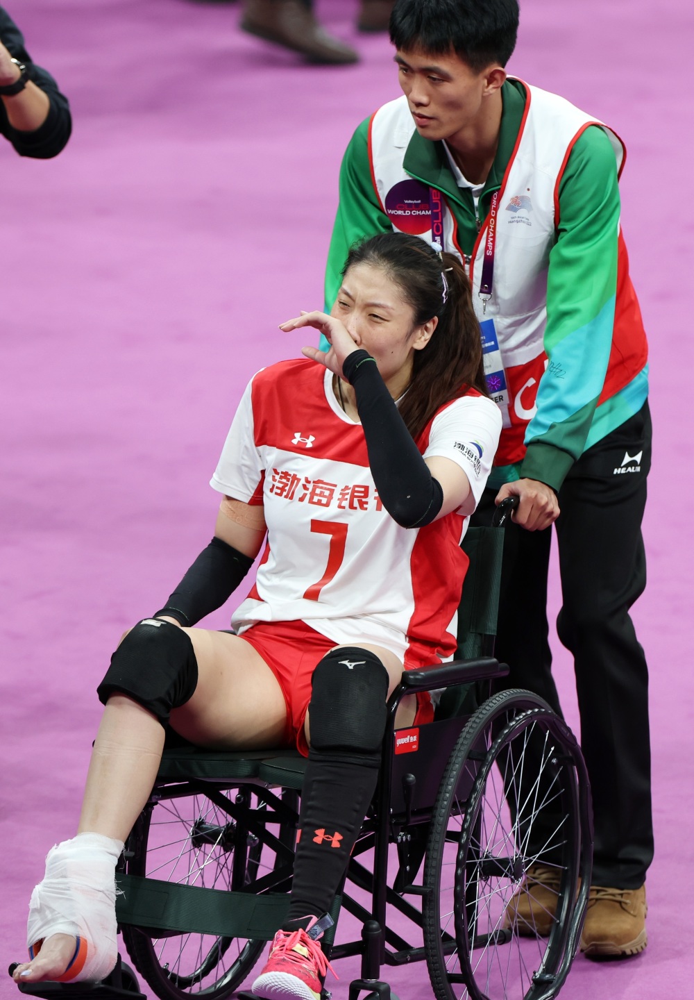 女排世俱杯天津03伊萨奇巴希地板核心杨艺伤停球迷4喷1赞