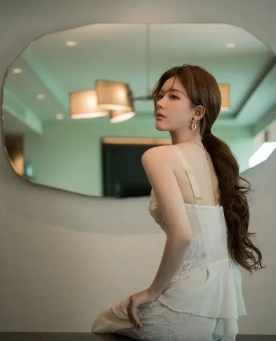 真空上阵赵露思身穿白色蕾丝长裙美不胜收雪白肌肤成最大亮点