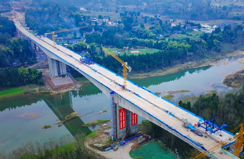 苍巴高速恩阳河特大桥连续梁全幅合龙