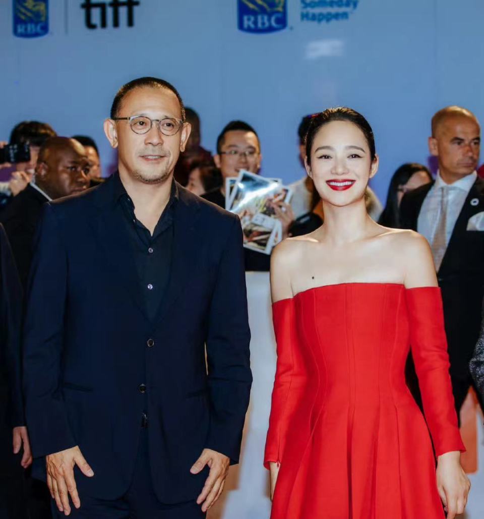 家庭合影被曝光,姜文基因太强大,两个儿子长相随他_腾讯新闻