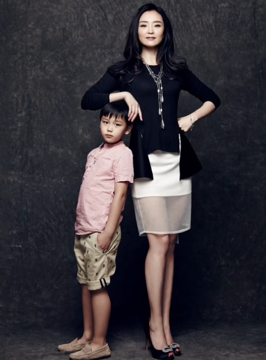 王艳晒儿子成长照,17岁球球露正脸完美遗传妈妈美貌,长成大帅哥_腾讯