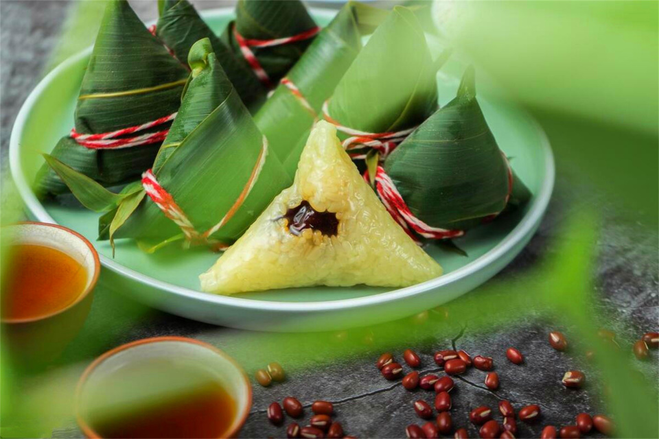 这吃粽子纪念屈原虽不是真的,但这端午食粽的食俗却于千百年来真实的