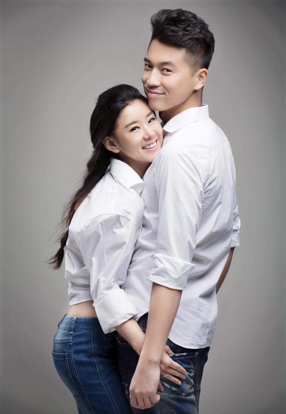 李小萌王雷高调撒糖,夫妻俩合体庆生超甜,穿露背长裙大秀好身材