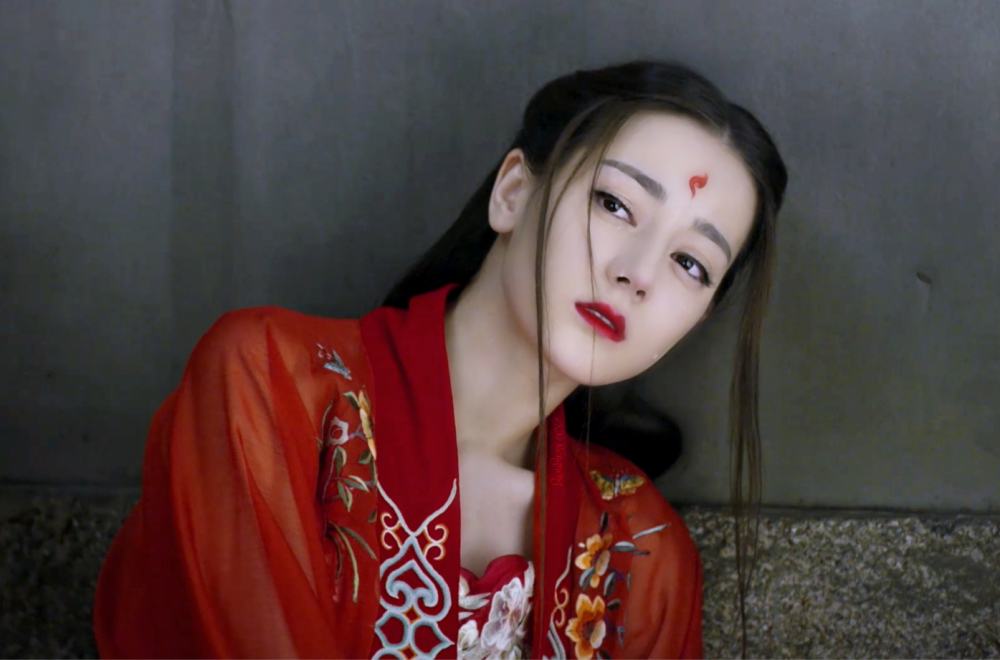 很多人都说迪丽热巴不适合古装,但她在《三生三世十里桃花》中饰演的