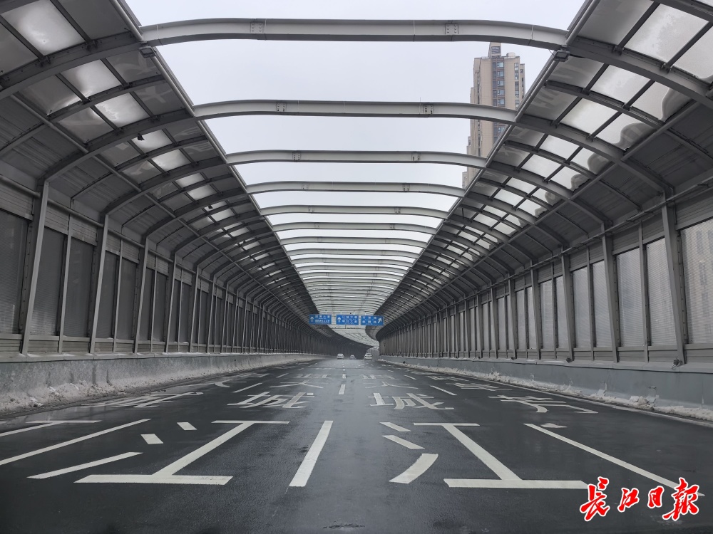 高架桥和主干道路况良好,汉阳市政昼夜奋战冰雪场