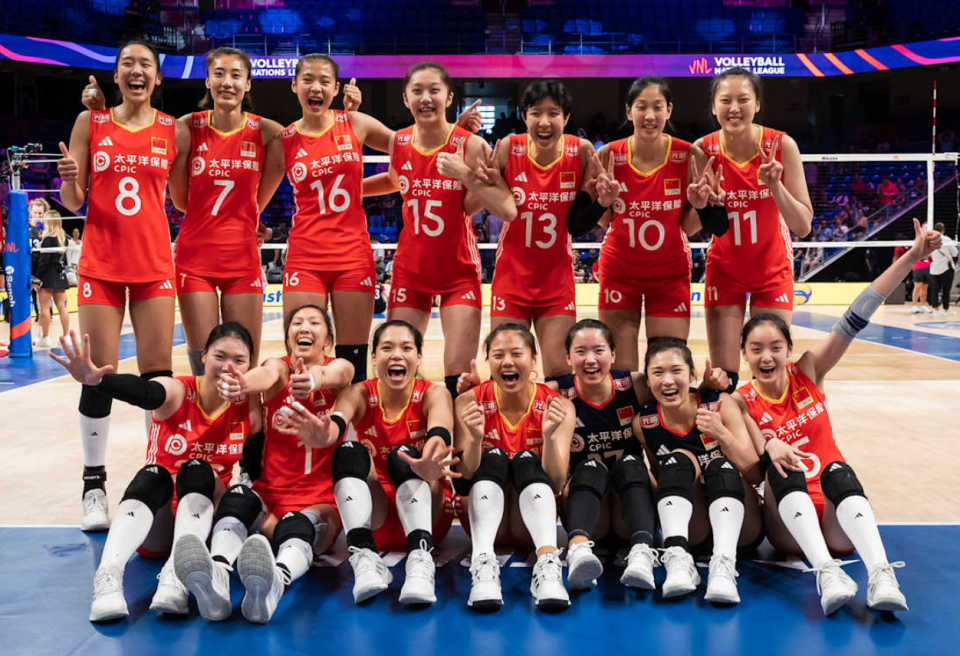 中国女排让二追三完成大逆转！庄宇珊27分+决胜局8扣6中+43次一传