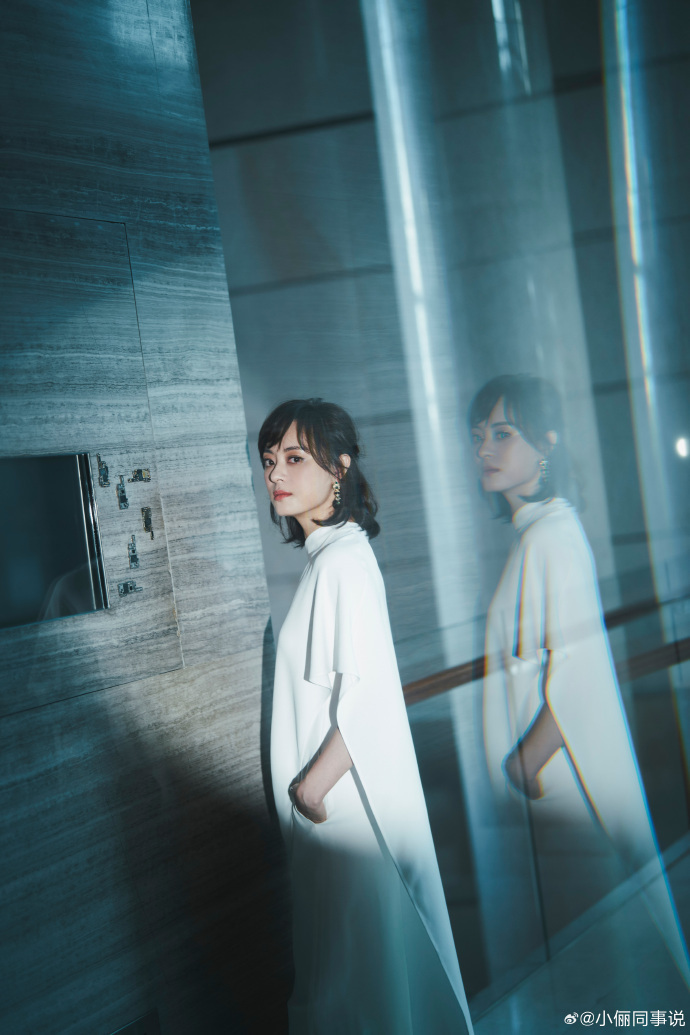 除了这身白裙美翻众人外,工作室还公开了多张孙俪的另一套look.