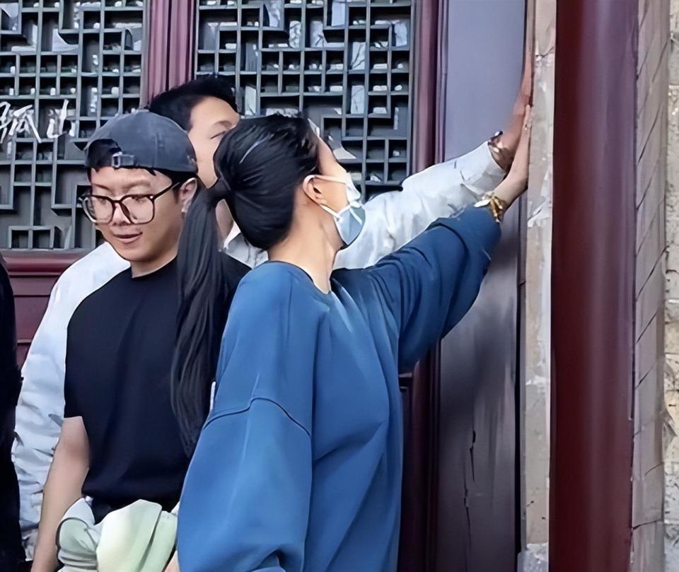 女星李嘉格现身大孤山祈福，和小11岁男友被误认成母子_腾讯新闻