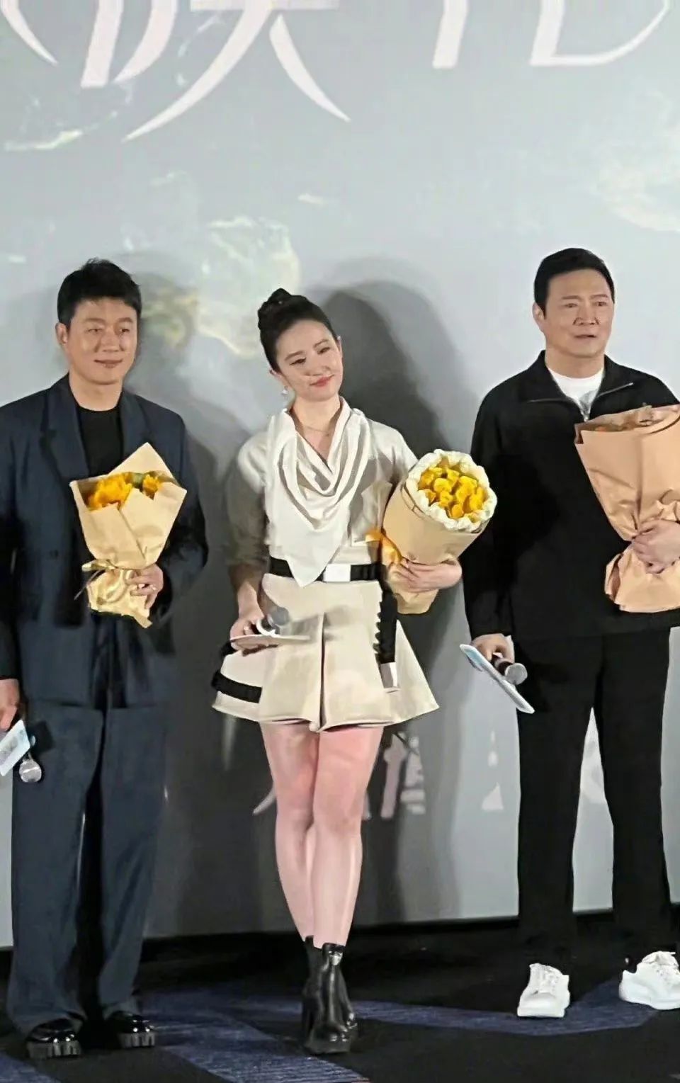 36岁刘亦菲参加新剧宣传活动,粗腿是对内娱"畸形审美"的反击