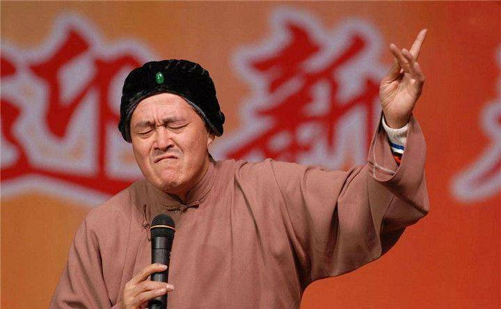 许久未露面的赵本山现身澳门喜剧节,众人纷纷起身表达敬意_腾讯新闻