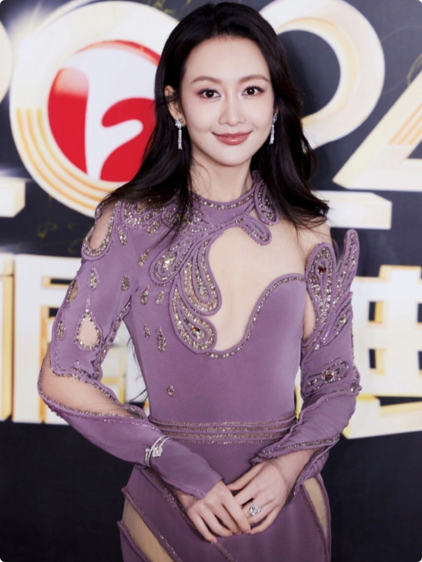 王鸥 国剧盛典：王鸥满分贵气，张雨绮造型独特，关晓彤葫芦身材抢镜-腾讯新闻