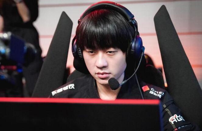 小明确认离开rng,wei直播的时候说漏嘴,新辅助人选已经确定_腾讯新闻