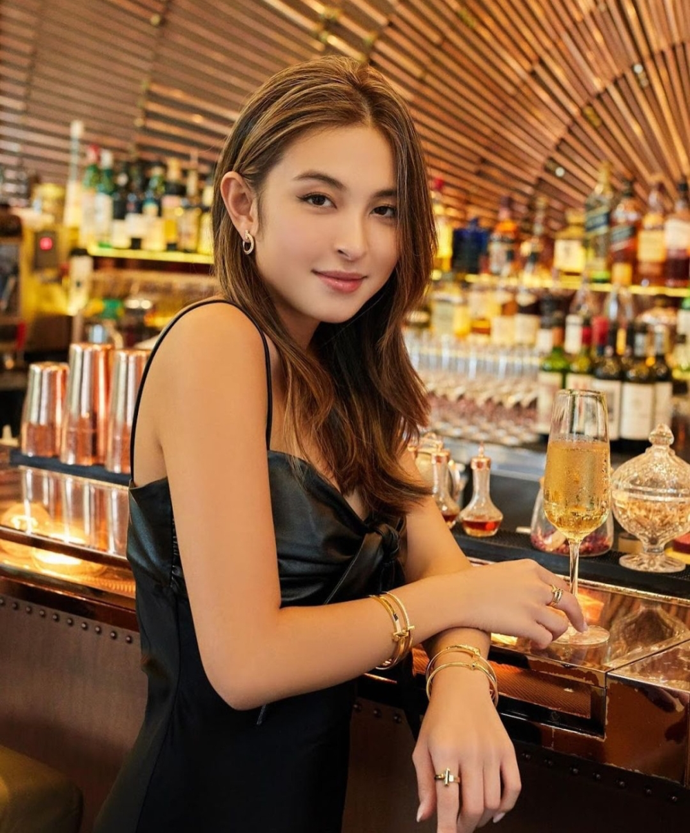 上山诗钠晒照为女儿庆生,26岁hilary比妈白不少,不像母女像姐妹_腾讯