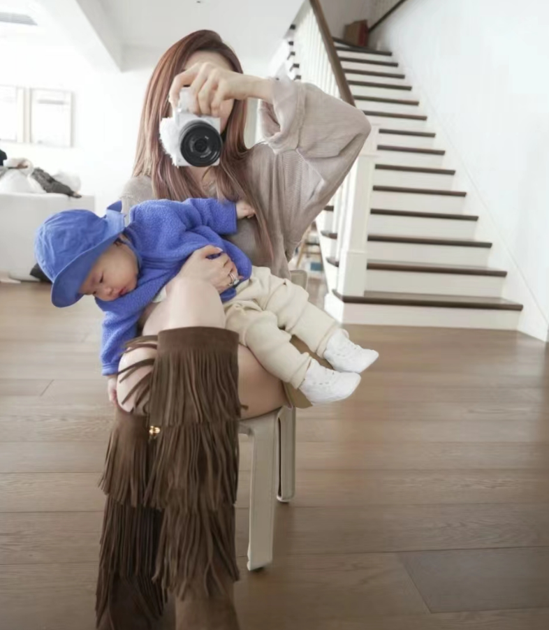 程晓玥晒女儿7个月胖豆长乳牙猛流口水辣妈单手抱娃超有爱