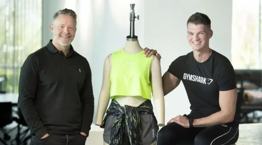 缝纫机,在父母位于布罗姆斯格罗夫的车库里制造产品——运动背心和t恤