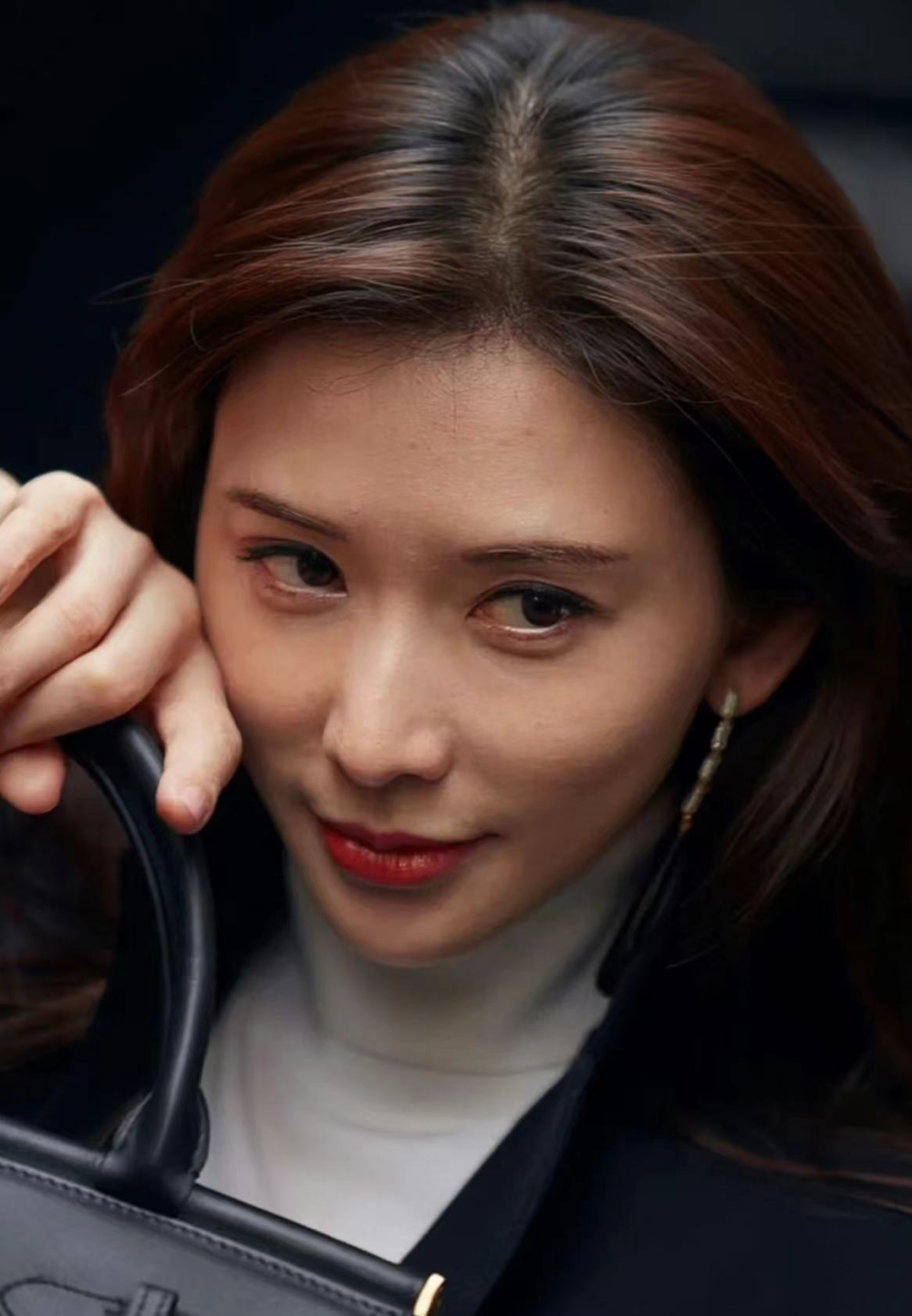 林志玲家暴风波后曝生图,痘印皱纹黑眼圈明显,手冒青筋显憔悴_腾讯