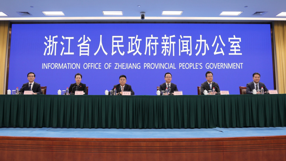 潮新闻客户端 记者 陈晔12月25日，浙江省人民政府新闻办公室召开新闻发布会，发布并解读《浙江省金融支持个体工商户高质量发展十条举措》（以下简称《个体工商户金融十条》）。这是浙江省近期出台的个体工商户专属的金融支持政策，聚焦个体工商户反映最集中、最迫切的问题和诉求，从外贸支持、融资预期稳定、数字赋能、增信措施、保险保障、分类帮扶、成本优化、一站式服务等十个方面，帮助个体工商户盘活资产、扩大经营，推