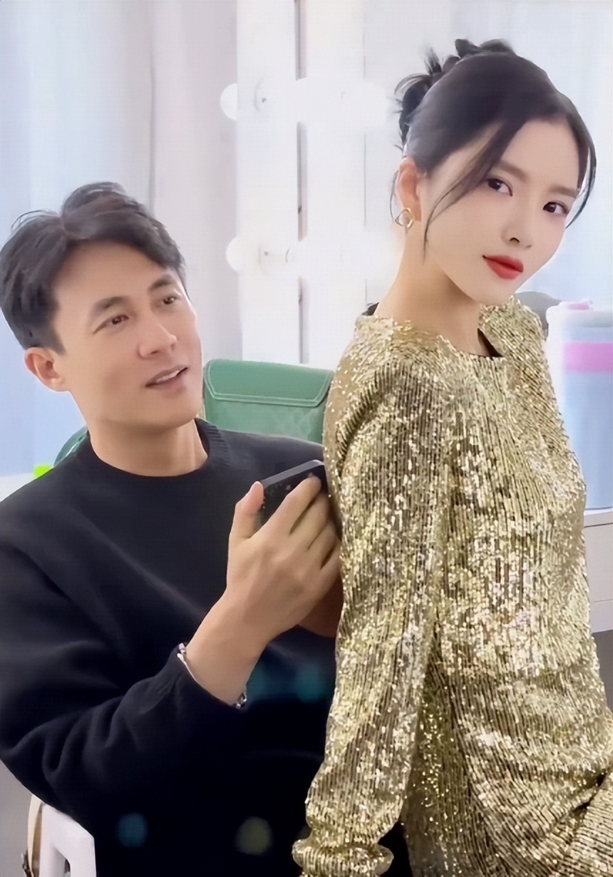 杜淳妻子王灿带女儿就餐,不幸烫伤,引得网友怜惜!_腾讯新闻